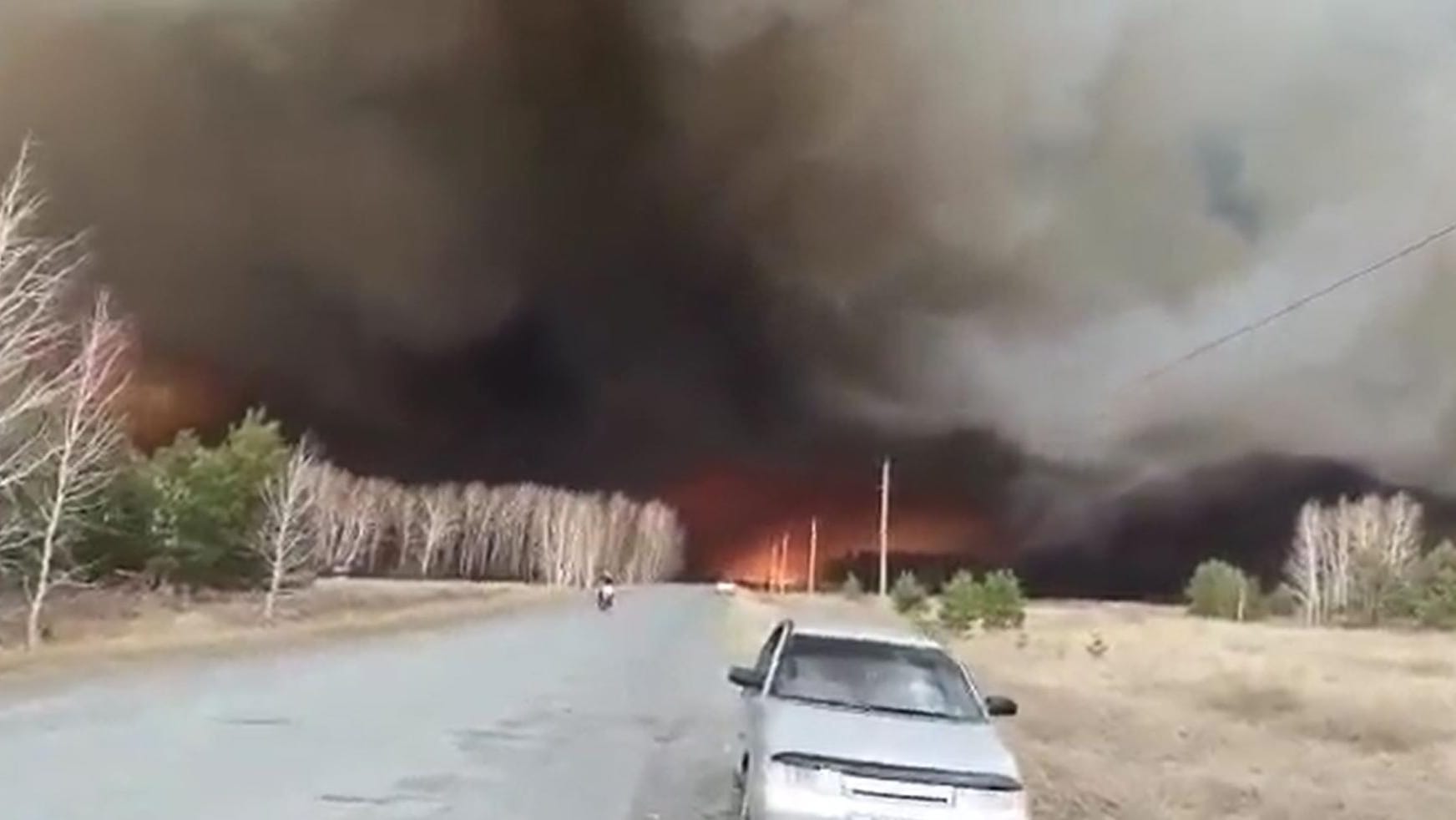 Standbild aus einem Video, das einen Brand nahe der Stadt Omsk zeigen soll: Gelöscht werden auch in Friedenszeiten nur Brände, die Siedlungen bedrohen.