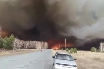 Standbild aus einem Video, das einen Brand nahe der Stadt Omsk zeigen soll: Gelöscht werden auch in Friedenszeiten nur Brände, die Siedlungen bedrohen.