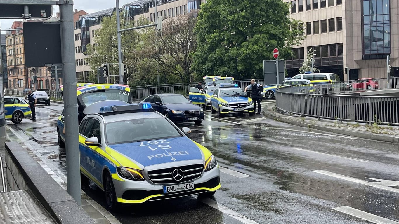 Nach einem Zeugenanruf sucht die Polizei in der Stuttgarter Innenstadt nach einer mutmaßlich bewaffneten Person.