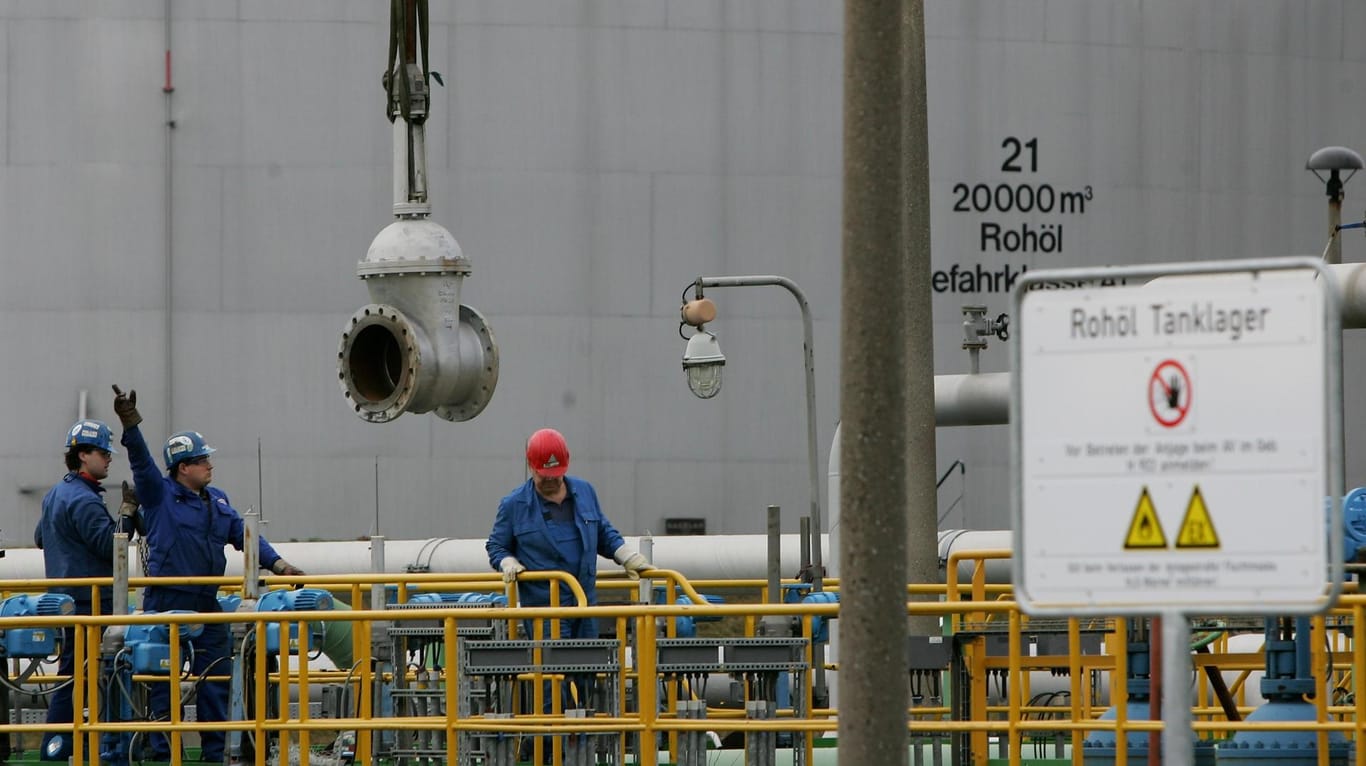 Mitarbeiter in Schwedt: Die Raffinerie ist das Sorgenkind Deutschlands beim Ölembargo.