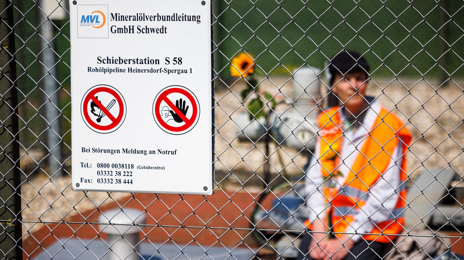 Protest in Schwedt: In der Diskussion, wie russisches Öl ersetzt werden könnte, protestierte die Aktivistengruppe "Letzte Generation" gegen fossile Brennstoffe.