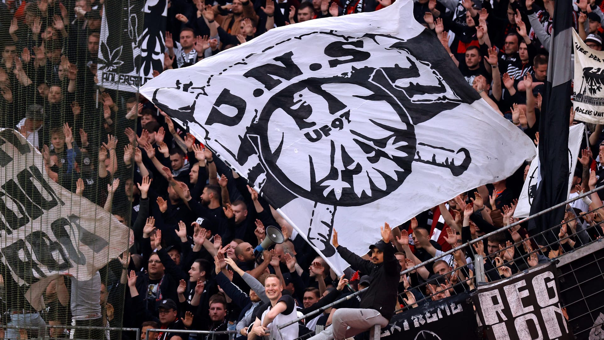 Fans von Eintracht Frankfurt (Symbolbild): Eintracht-Anhänger griffen am Dienstag britische Touristen an. Fans von Eintracht Frankfurt (Symbolbild): Eintracht-Anhänger griffen am Dienstag britische Touristen an.