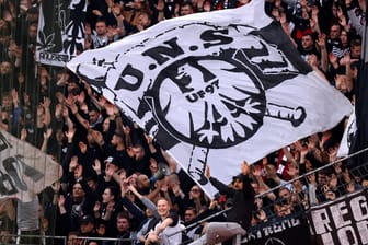 Fans von Eintracht Frankfurt (Symbolbild): Eintracht-Anhänger griffen am Dienstag britische Touristen an.