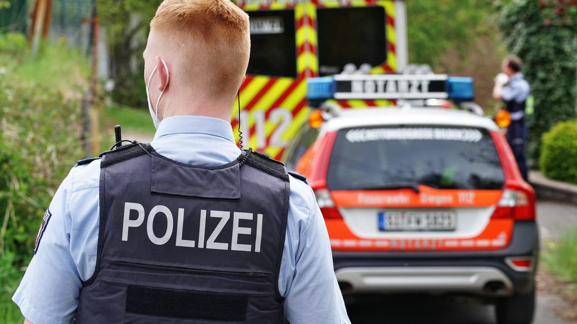 Ein Polizeibeamter und Rettungsfahrzeuge (Symbolfoto): Eine Stunde nach der Befreiung erschien der Vater. Ein Polizeibeamter und Rettungsfahrzeuge (Symbolfoto): Eine Stunde nach der Befreiung erschien der Vater.