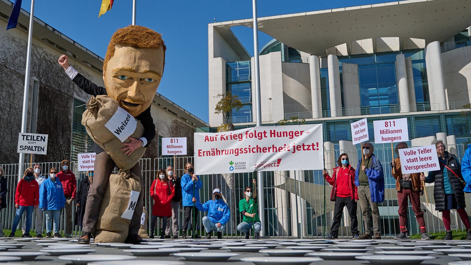 Demonstranten in Berlin (Archiv): Sie platzierten leere Teller vor dem Bundeskanzleramt und fordern Finanzminister Lindner dazu auf, genügend Geld gegen den Hunger bereitzustellen. Demonstranten in Berlin (Archiv): Sie platzierten leere Teller vor dem Bundeskanzleramt und fordern Finanzminister Lindner dazu auf, genügend Geld gegen den Hunger bereitzustellen.