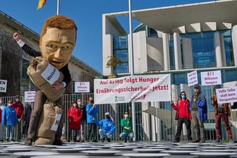 Demonstranten in Berlin (Archiv): Sie platzierten leere Teller vor dem Bundeskanzleramt und fordern Finanzminister Lindner dazu auf, genügend Geld gegen den Hunger bereitzustellen.