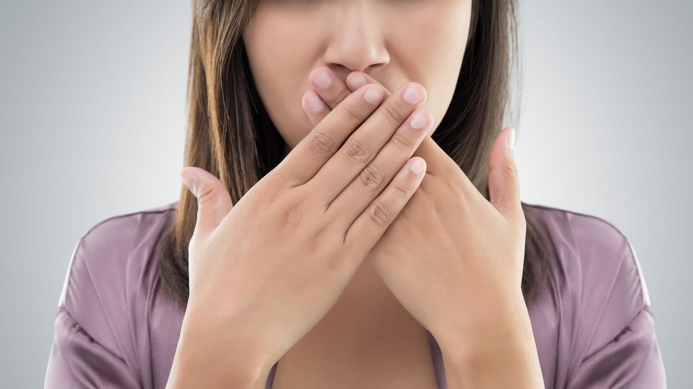 Ein Reizmagen kann nicht nur starke Bauchschmerzen verursachen, sondern auch der Auslöser für Mundgeruch sein.