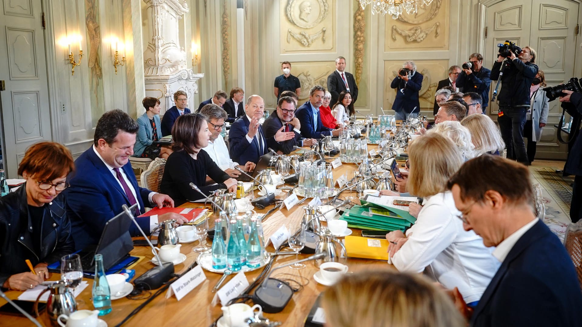 Bundeskanzler Olaf Scholz (5.v.l, SPD) eröffnete die Kabinettssitzung im Schloss Meseberg, dem Gästehaus der Bundesregierung, in Brandenburg.