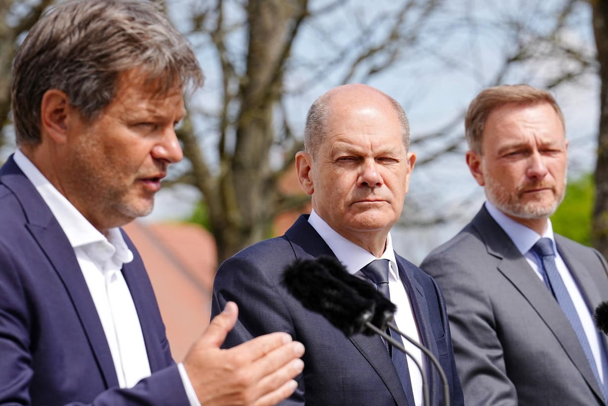 Habeck, Scholz und Lindner bei der Abschlusspressekonferenz: "Wir können nicht garantieren, dass es nicht stockend wird."