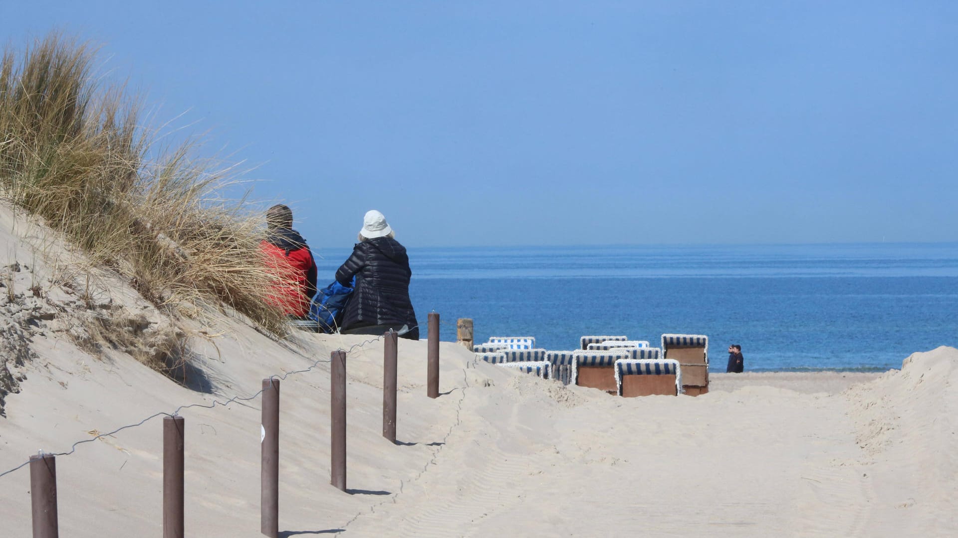 Strandaufgang im Ostseebad Warnemünde (Archivbild): Rund drei Stunden dauert die Fahrt mit dem Regionalverkehr von Berlin hierher.