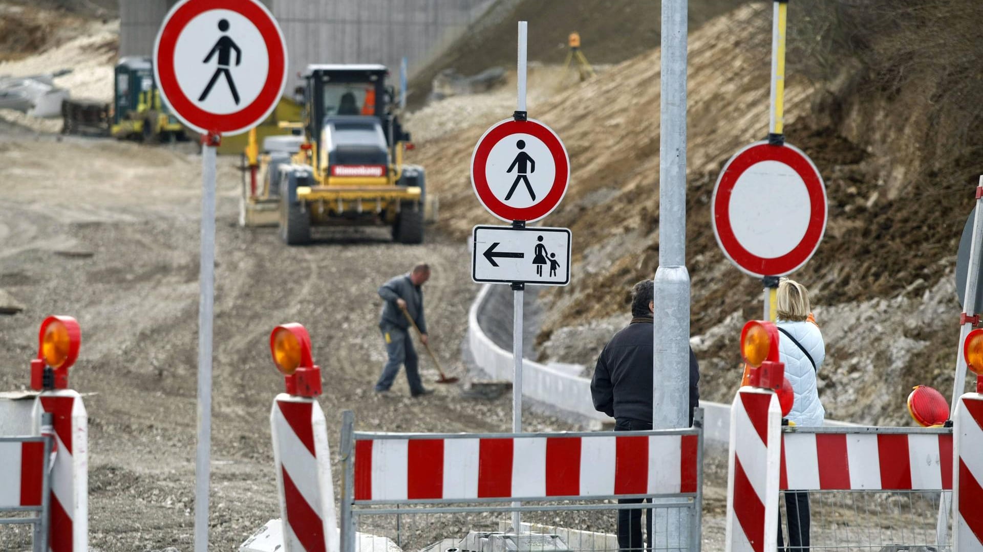 Eine Baustelle auf einer Bundesstraße (Symbolbild): Die Strecke ist eine wichtige Verkehrsachse zwischen Kiel und der Elbe. Eine Baustelle auf einer Bundesstraße (Symbolbild): Die Strecke ist eine wichtige Verkehrsachse zwischen Kiel und der Elbe.