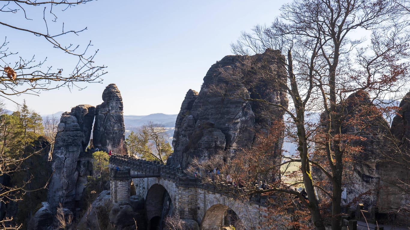 Blick auf die Bastei in der Sächsischen Schweiz (Archivbild): Sie ist ein beliebtes Ziel für Wanderer.