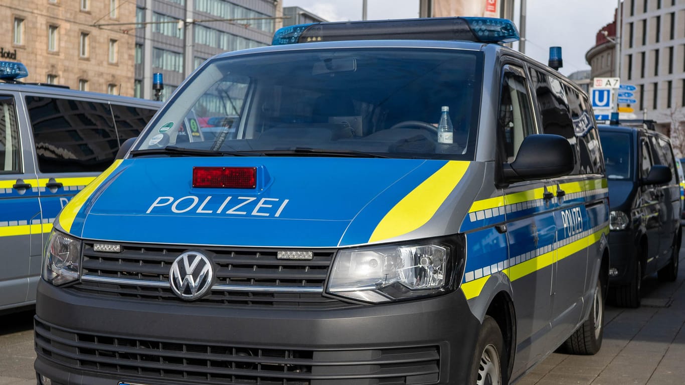 Polizeiwagen (Symbolbild): Die Polizei sucht nach einem Unbekannten, der Kinder auf dem Schulweg angesprochen haben soll.