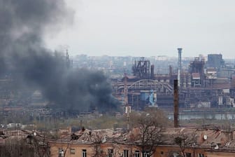 Rauch steigt aus dem Stahlwerk auf: Dieser Screenshot aus einem Video von Dienstag zeigt die wieder aufflammenden Kämpfe.