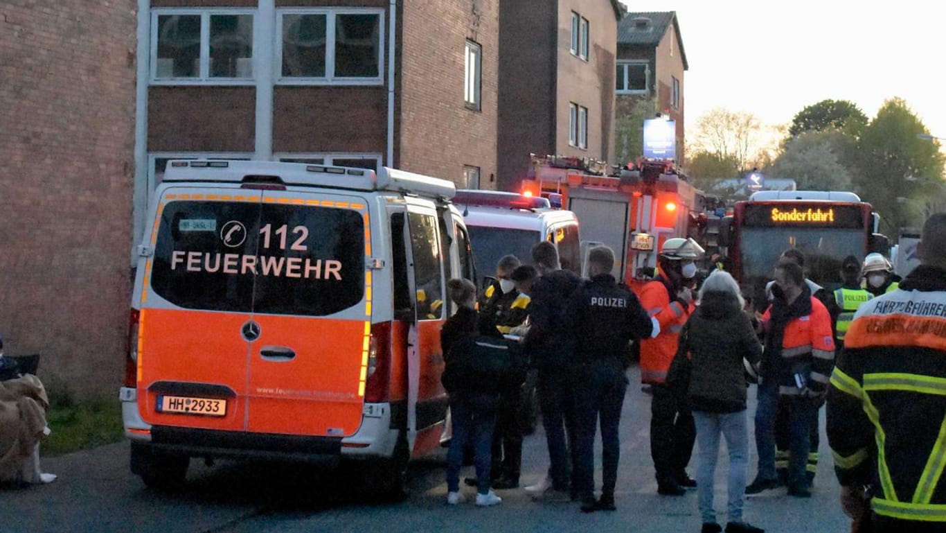 Einsatzkräfte der Feuerwehr vor dem Wohnheim: 14 Menschen wurden bei dem Feuer verletzt.