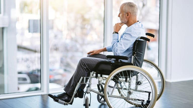 Mann im Rollstuhl (Symbolbild): Wer nicht mehr arbeiten kann, hat womöglich Anspruch auf eine Erwerbsminderungsrente.