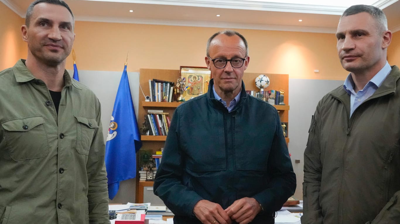 CDU-Chef Friedrich Merz (M.) mit Vitali (r.) und Wladimir Klitschko in Kiew: "Öl ins Feuer gegossen".