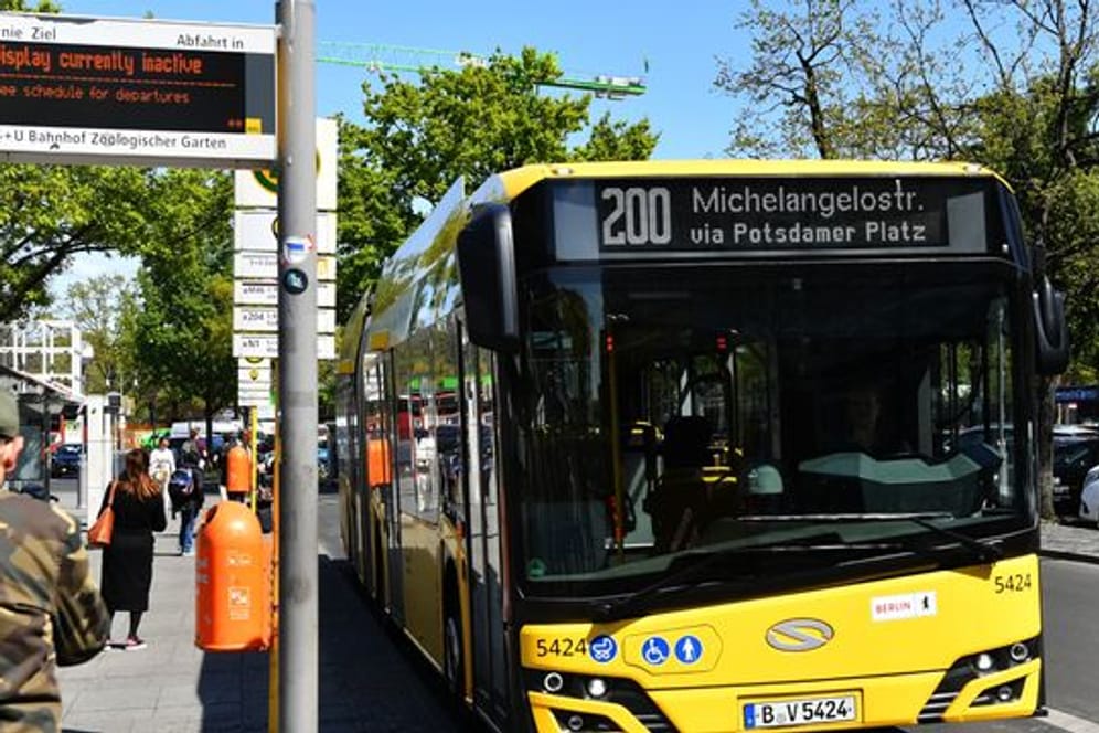 Der Verband Deutscher Verkehrsunternehmen (VDV) hat in Zusammenarbeit mit dem FOAM Institute einen Studierenden-Wettbewerb ausgerufen, Soundideen für Deutschlands E-Bus-Sound der Zukunft einzureichen.