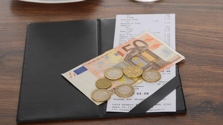 Geld: Auch im Hotelrestaurant sollten Sie dem Kellner etwas Trinkgeld geben.
