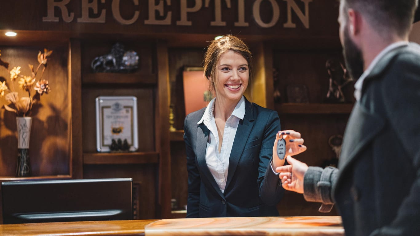 Hotelpersonal: Mitarbeiter an der Rezeption erhalten eher sellten Trinkgeld.