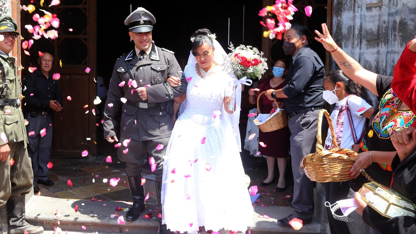 Hochzeit in SS-Uniform: Bräutigam Fernando (l.) ist vom Nationalsozialismus begeistert.