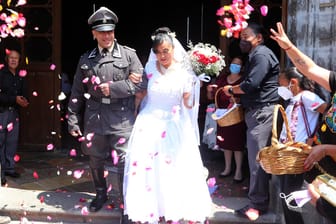 Hochzeit in SS-Uniform: Bräutigam Fernando (l.) ist vom Nationalsozialismus begeistert.