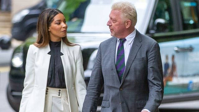 Boris Becker (r) geht händchenhaltend mit seiner Lebensgefährtin Lilian de Carvalho Monteiro ins Gericht.