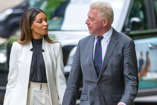 Boris Becker (r) geht händchenhaltend mit seiner Lebensgefährtin Lilian de Carvalho Monteiro ins Gericht.