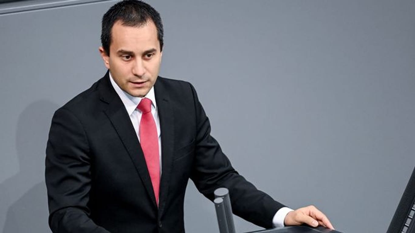 Mahmut Özdemir (SPD) spricht zu den Abgeordneten im Bundestag.