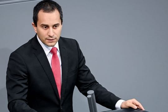 Mahmut Özdemir (SPD) spricht zu den Abgeordneten im Bundestag.