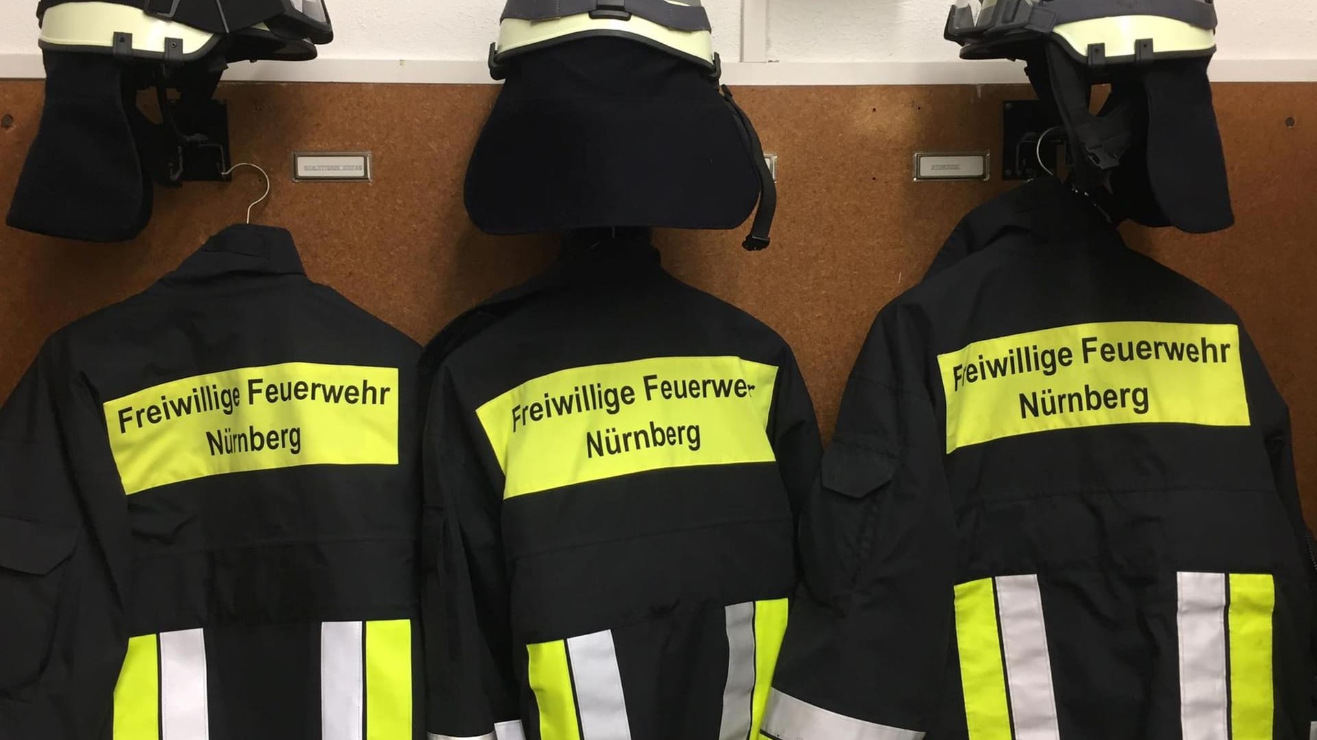 Einsatzkleidung der Freiwilligen Feuerwehr Moorenbrunn: Die kann dank neuem Anbau bald in einem eigenen Umkleideraum angelegt werden.