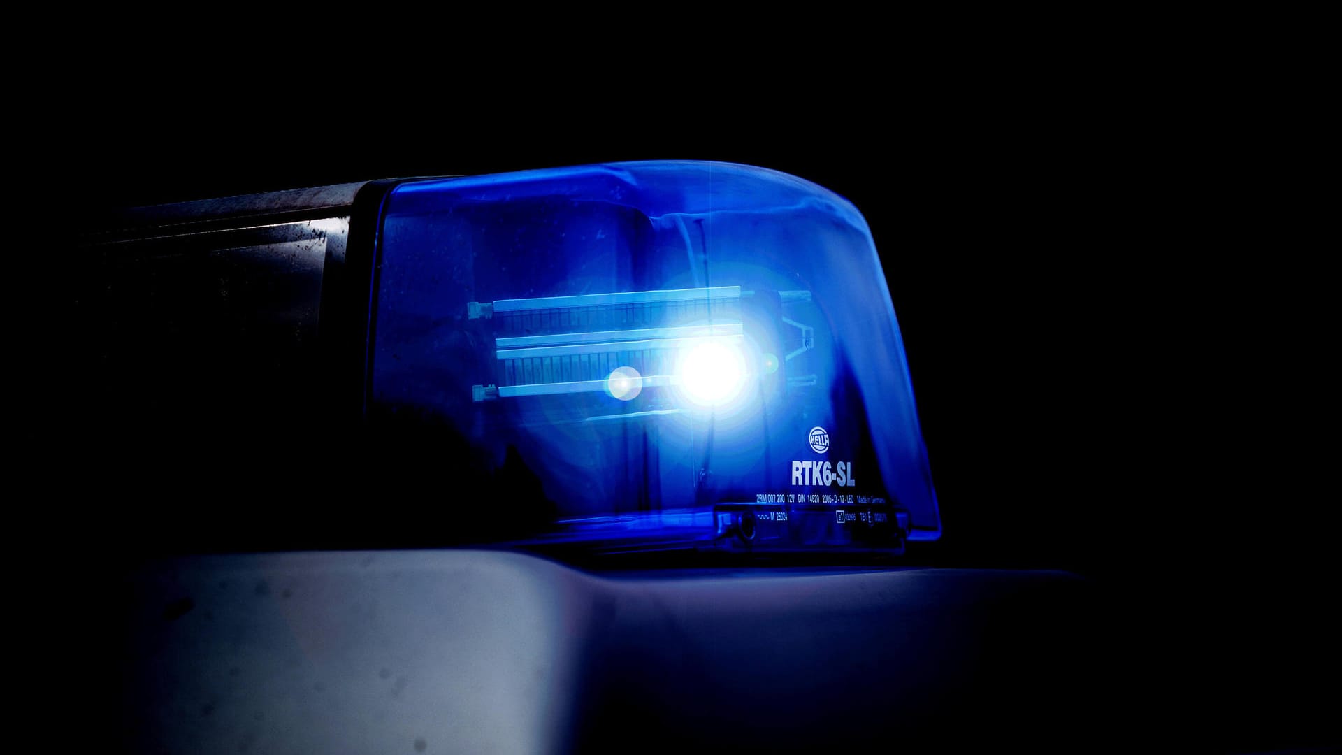 In Dortmund laufen Ermittlungen gegen Polizeibeamte (Symbolbild): Zwei Frauen, gegen die auch ermittelt worden sei, hatten wegen Körperverletzung im Amt Anzeige erstattet. In Dortmund laufen Ermittlungen gegen Polizeibeamte (Symbolbild): Zwei Frauen, gegen die auch ermittelt worden sei, hatten wegen Körperverletzung im Amt Anzeige erstattet.