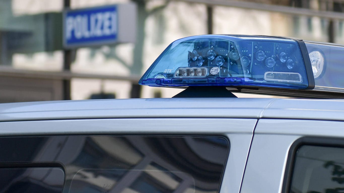 Ein Streifenwagen der Polizei steht vor einer Wache (Symbolbild): Die Polizei bittet Zeugen, sich mit Hinweisen zu melden.