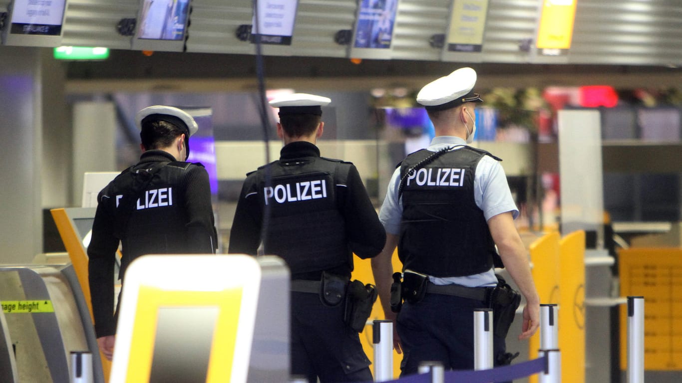 Beamte der Bundespolizei am Frankfurter Flughafen (Archivbild): Bundespolizisten verhinderten die Einreise eines 43-Jährigen.