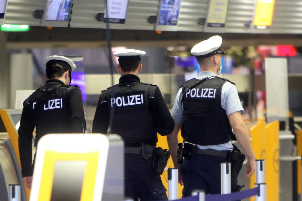 Beamte der Bundespolizei am Frankfurter Flughafen (Archivbild): Bundespolizisten verhinderten die Einreise eines 43-Jährigen.