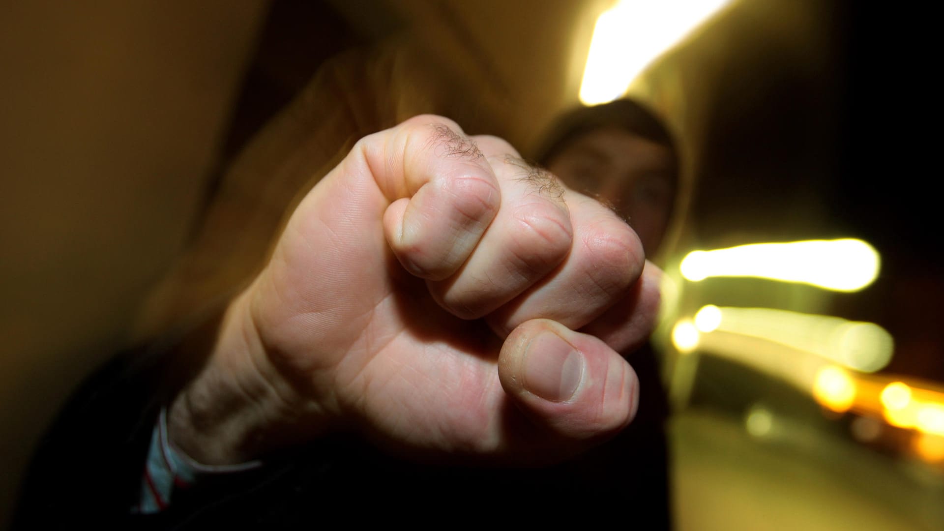 Ein Mann droht mit der Faust (Symbolbild): Ein Handwerker berichtet vor Gericht, wie er von mehreren Männern verprügelt worden sein soll.