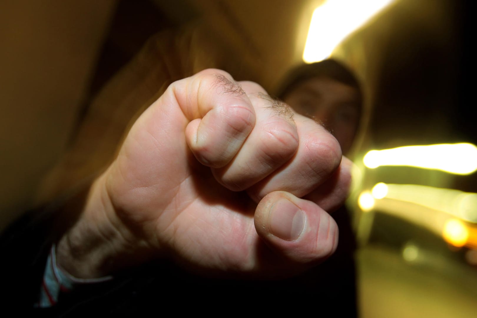 Ein Mann droht mit der Faust (Symbolbild): Ein Handwerker berichtet vor Gericht, wie er von mehreren Männern verprügelt worden sein soll.