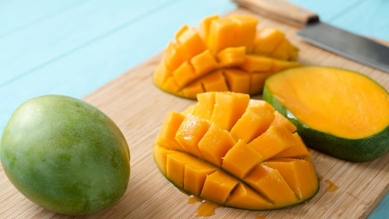 Mango-Igel: Reife Mangos lassen sich so gut in Stücke schneiden.