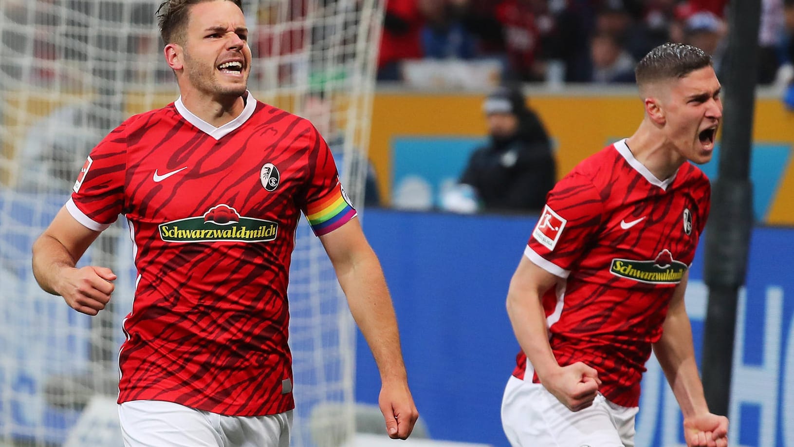 Jubel bei Christian Günter (li.) und Roland Sallai: Der SC Freiburg hat die Chance, sich über die Liga für die Champions League zu qualifizieren.