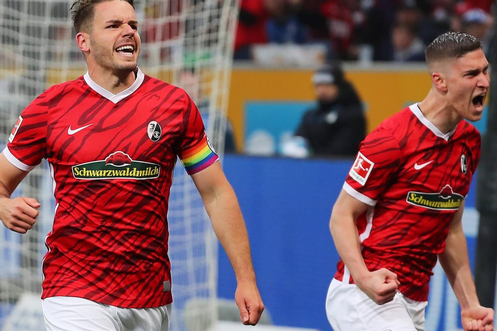 Jubel bei Christian Günter (li.) und Roland Sallai: Der SC Freiburg hat die Chance, sich über die Liga für die Champions League zu qualifizieren.