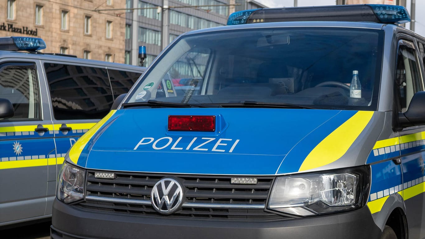 Polizeieinsatz (Symbolbild): Ein Räuber verlangte Geld in einem Leipziger Supermarkt – die Kassierin sagt Nein.