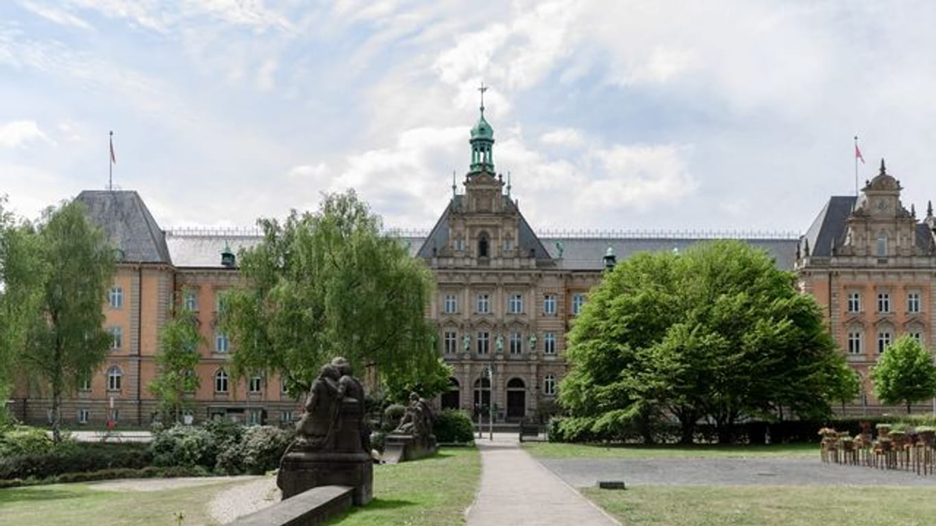 Blick auf das Ziviljustizgebäude des Landgerichts Hamburg (Archivbild): Eine an der Operation beteiligte Anästhesistin ist bereits verurteilt worden.