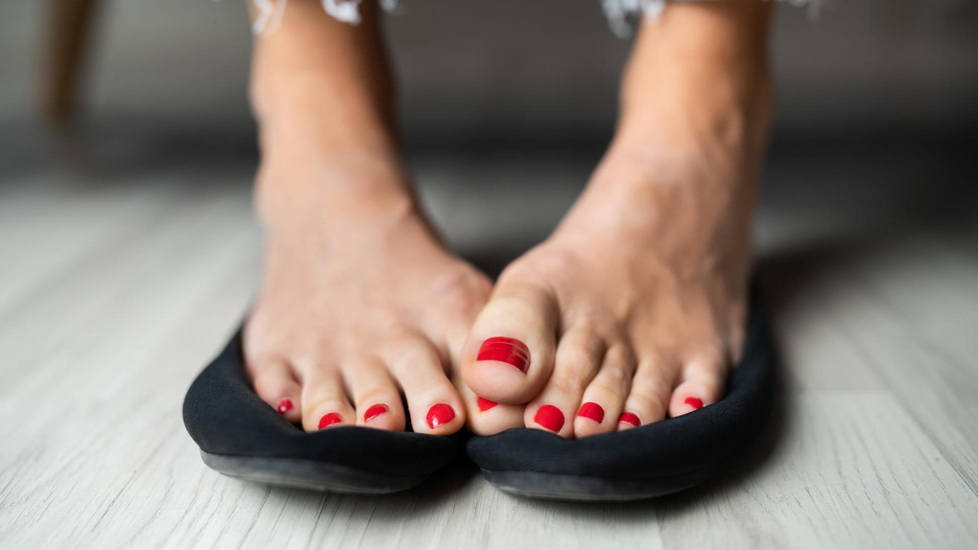 Schuhe: Ziehen Sie Ihre Schuhe so oft wie möglich aus, damit der Innenbereich trocknen kann.