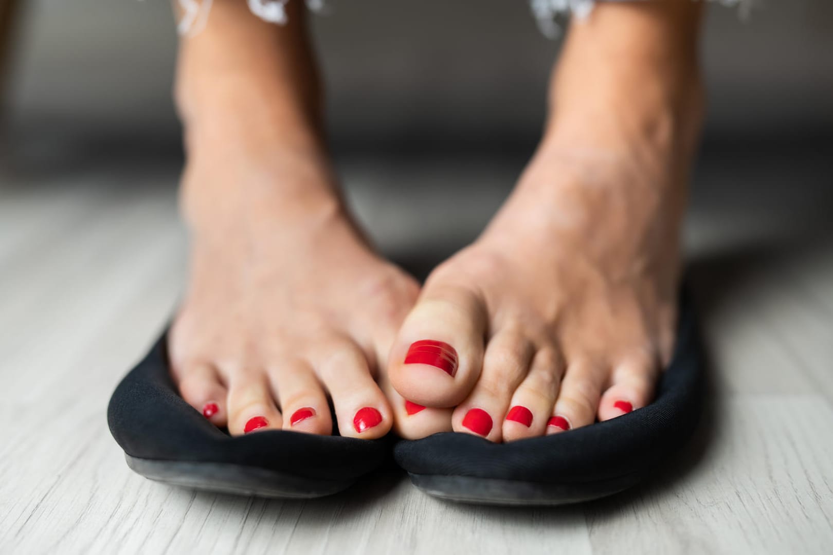 Schuhe: Ziehen Sie Ihre Schuhe so oft wie möglich aus, damit der Innenbereich trocknen kann.