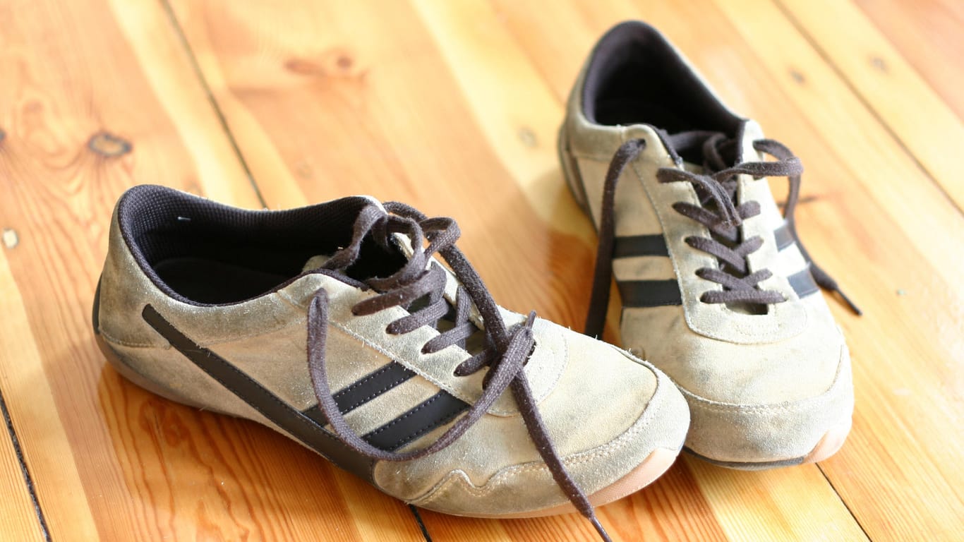Stinkende Sneaker: Schuhe gehören nicht in die Waschmaschine.