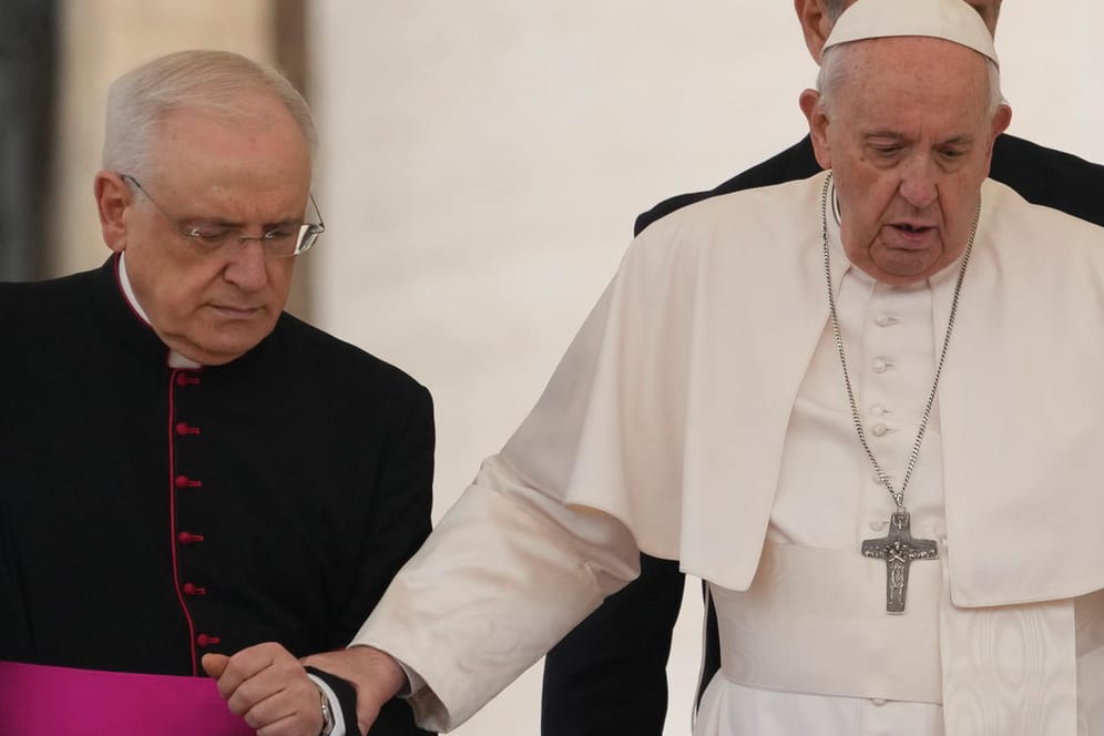 GestÃ¼tzt auf einen Begleiter erscheint Papst Franziskus (r.) zur Generalaudienz im Vatikan: "Es ist schon eine Zeit so, dass ich nicht mehr gehen kann."