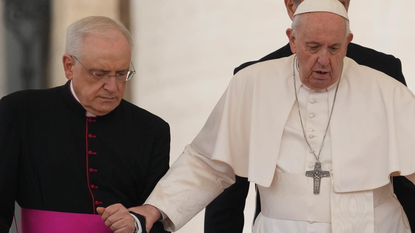 Gestützt auf einen Begleiter erscheint Papst Franziskus (r.) zur Generalaudienz im Vatikan: "Es ist schon eine Zeit so, dass ich nicht mehr gehen kann."