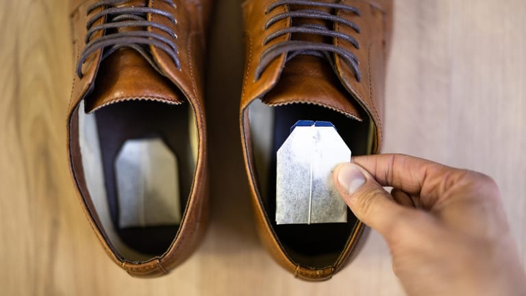 Hausmittel: Schweißgeruch aus Schuhen zu entfernen muss nicht teuer oder aufwendig sein.