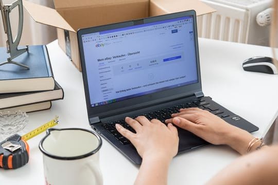 Lieber nicht selbst mitbieten: Sogenanntes Shill Bidding ist verboten und kann sogar vor Gericht enden.