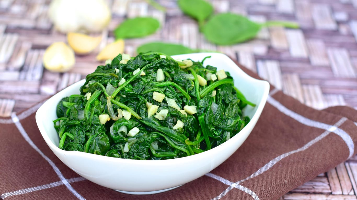 Spinat mit Knoblauch: Die Kombination ist eine gesunde Beilage zu Fisch oder Fleisch.